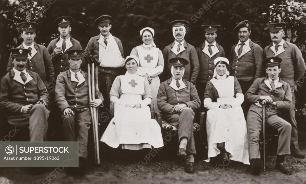´Postcard. A total of 1.6 million British servicemen were wounded in the course of the First World War. In 1914, there were two uniformed nursing orga...