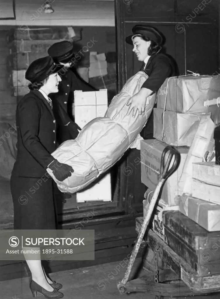 ´Women railway porters now have their uniforms and have taken over their duties at St Pancras station, London.´