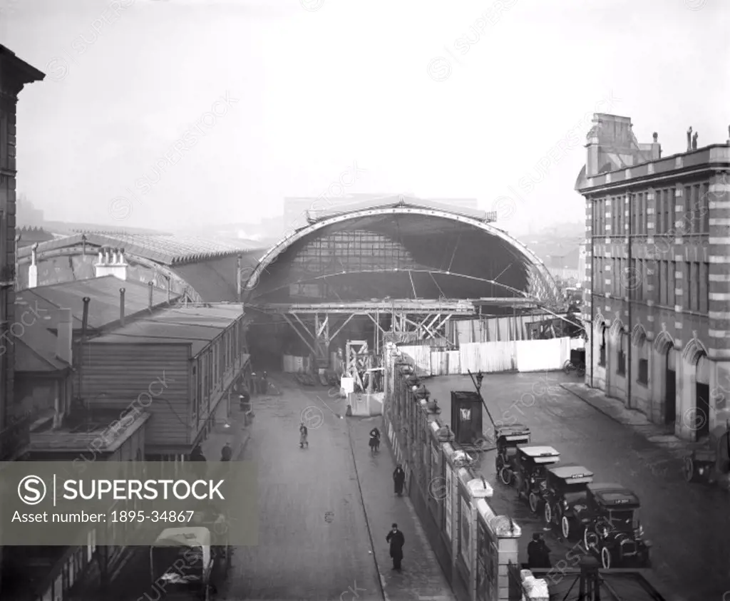 Paddington station, about 1919. The station´s roof is being rebuilt.  Paddington was originally built from wood in 1838 as a temporary structure but w...