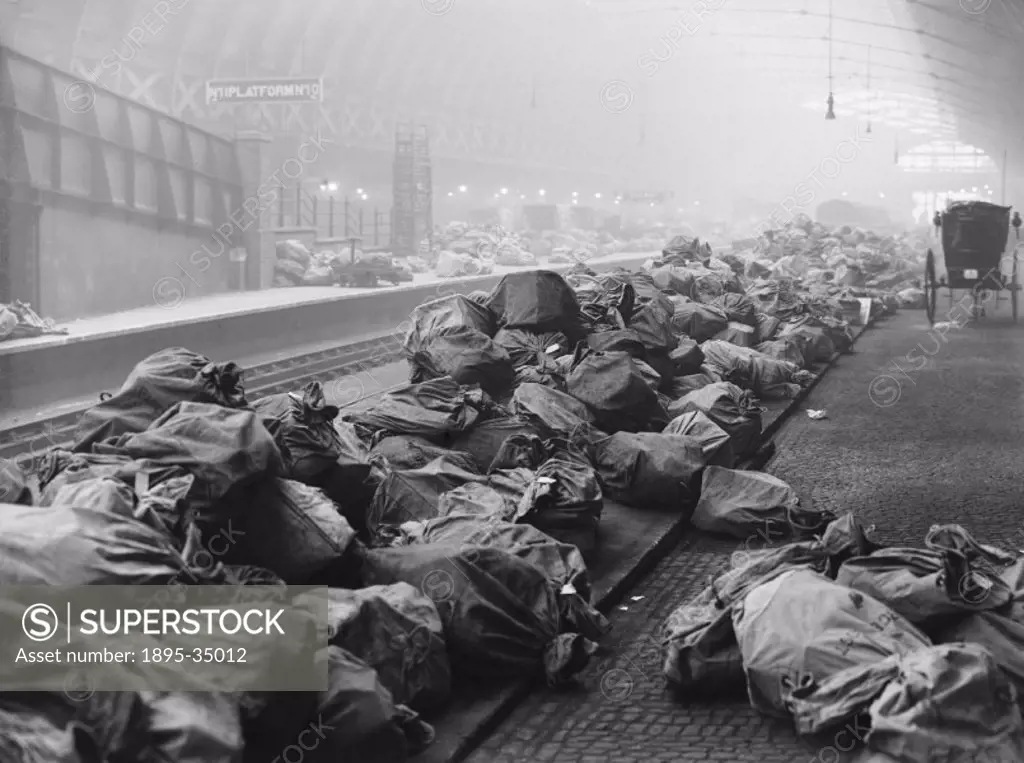 Parcel bags at the Great Western Railway´s Paddington station, London, Christmas 1916. These bags were sent to troops fighting in the First World War....