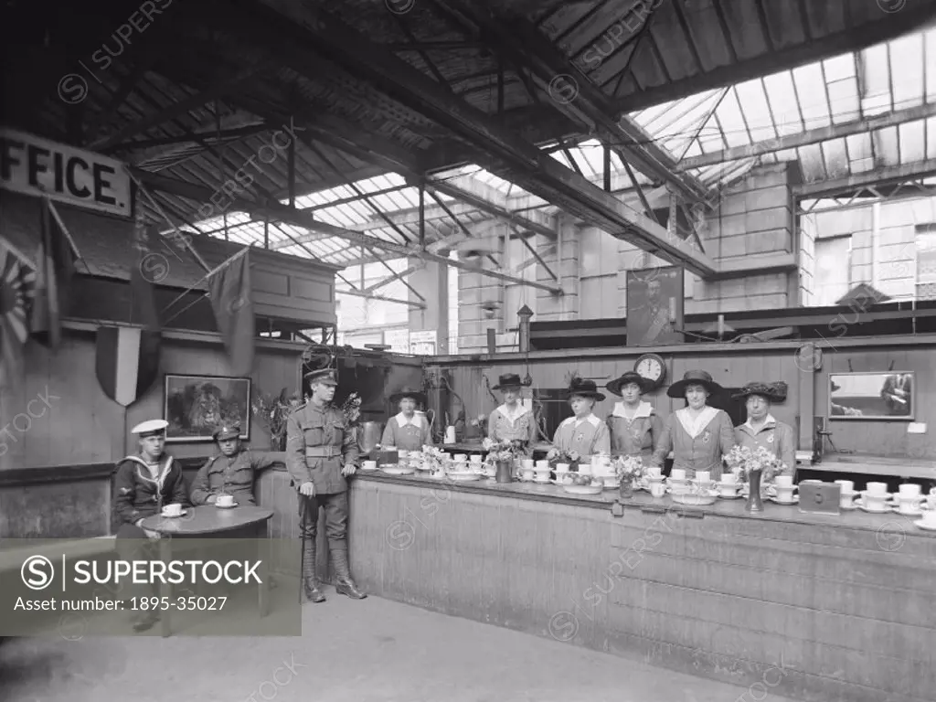 A soldier´s buffet, Paddington station, 1920. Founded during the First World War the buffet provided servicemen with drinks and snacks.   The buffet w...