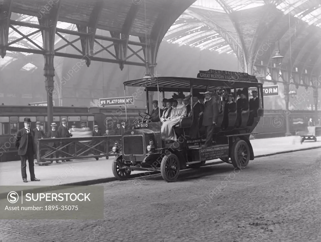 Passengers in a charabanc at the Great Western Railway´s Paddington Station, London, about 1907.   This vehicle, also known as a sightseeing car, took...