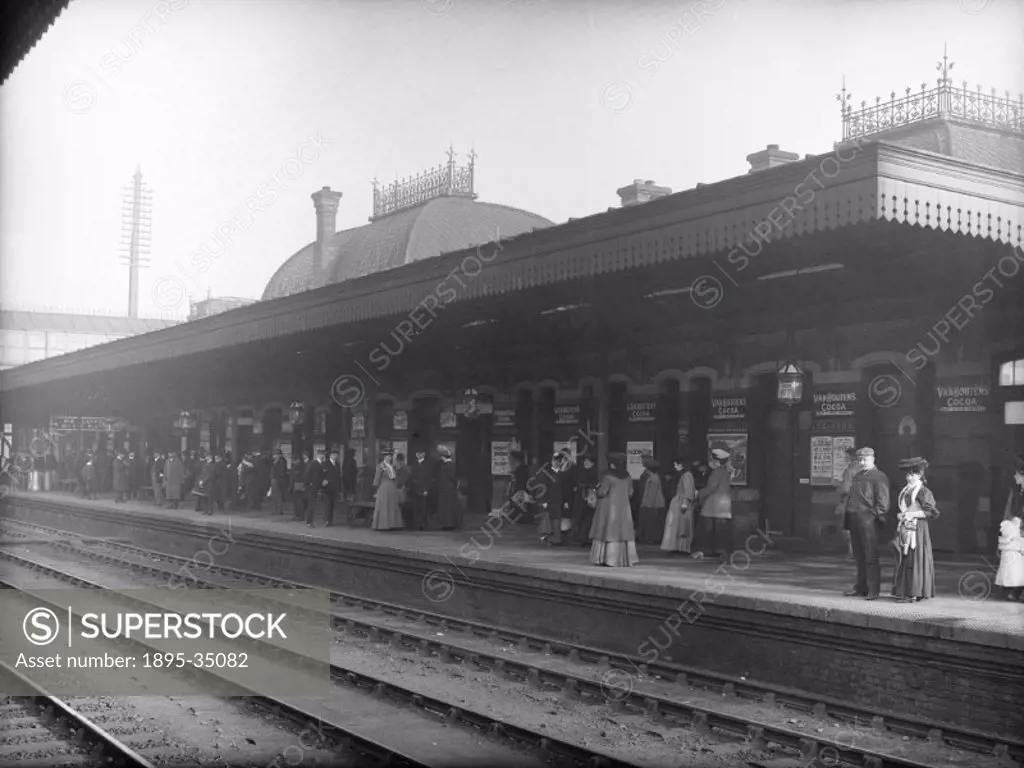Commuters waiting for the workmen´s train, Slough Station, Berkshire, about 1907.   These trains were run into large towns in the early morning and re...