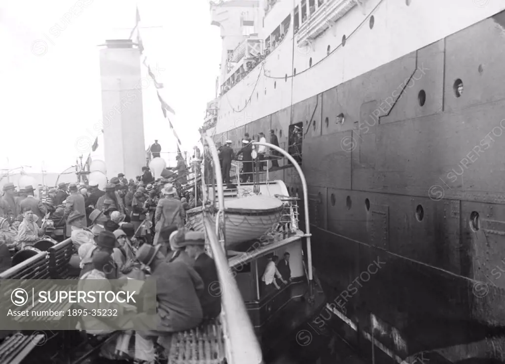 Passengers disembarking from the Cunard Liner Scythia at Cardiff docks, 28 July 1928.   The national Eisteddfod was held in the Rhondda valley in summ...