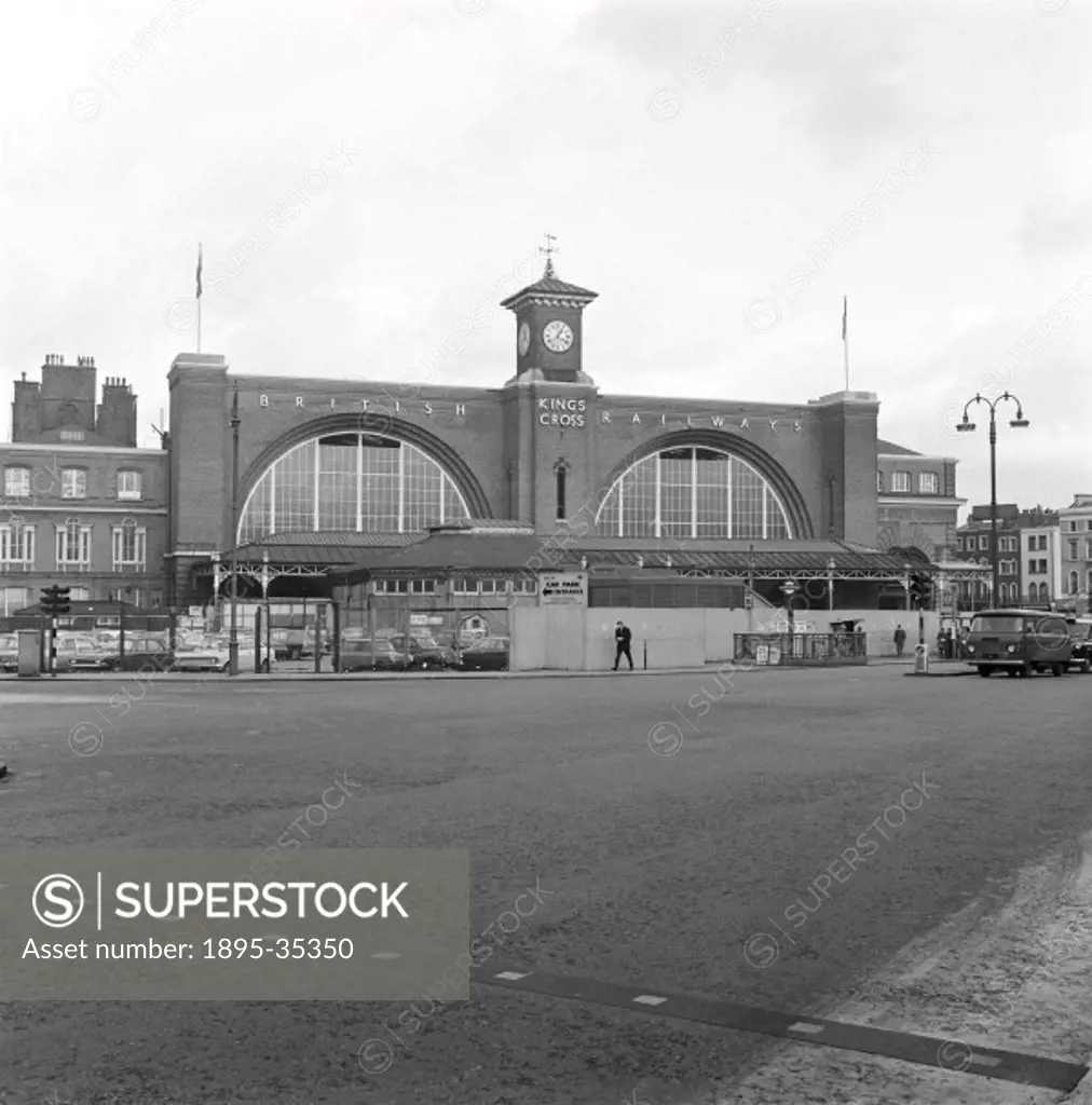 Entrance to King´s Cross station, 20 January 1971. This station was built in 1850, designed by Lewis Cubitt, and was the terminus for the Great Northe...