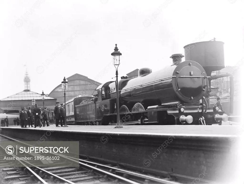Railway workers meeting the Royal Train, pulled by a 4-6-0 locomotive number 1514 at Blackpool station, Lancashire, 1913. The train carried King Georg...