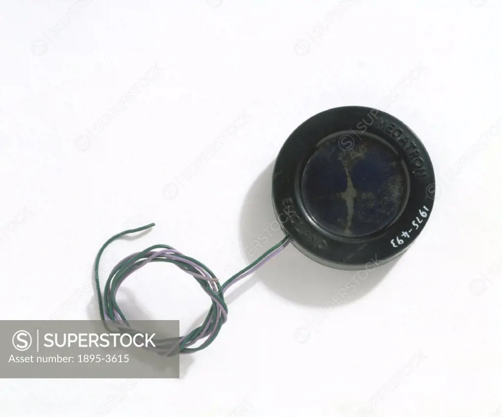 This type of photocell operate acording to the photovoltaic effect. It is a metal disc coated with selenium on which is placed a layer of gold or plat...