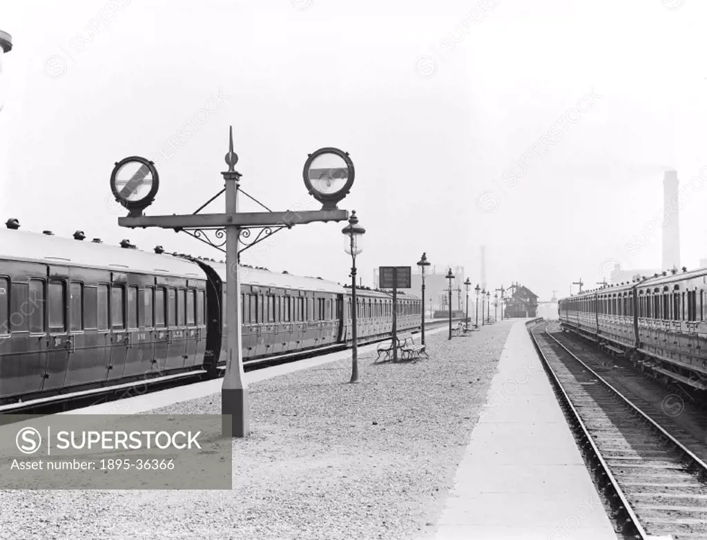 Signals on a platform at Blackpool station, Lancashire, 8 May 1922. Track close to railway stations dealt with a lot of traffic coming from both direc...