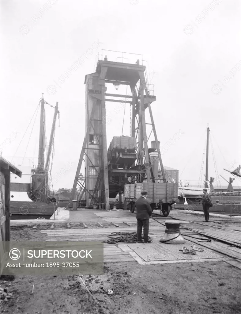 Coal tipper at King´s Lynn port, Norfolk, 1905. It is likely coal is being poured onto the boat to be shipped abroad.  King´s Lynn port grew up in the...
