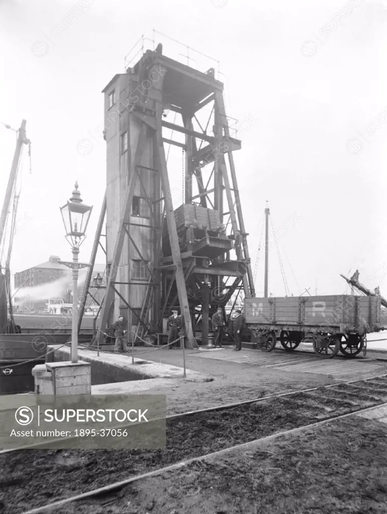 Coal tipper at King´s Lynn port, Norfolk, 1905. It is likely coal is being poured onto the boat to be shipped abroad.  King´s Lynn port grew up in the...