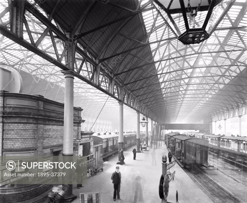 Platform at Manchester Exchange station, about 1910.  This station was opened in 1884 and was owned by the London & North Western Railway. It was open...