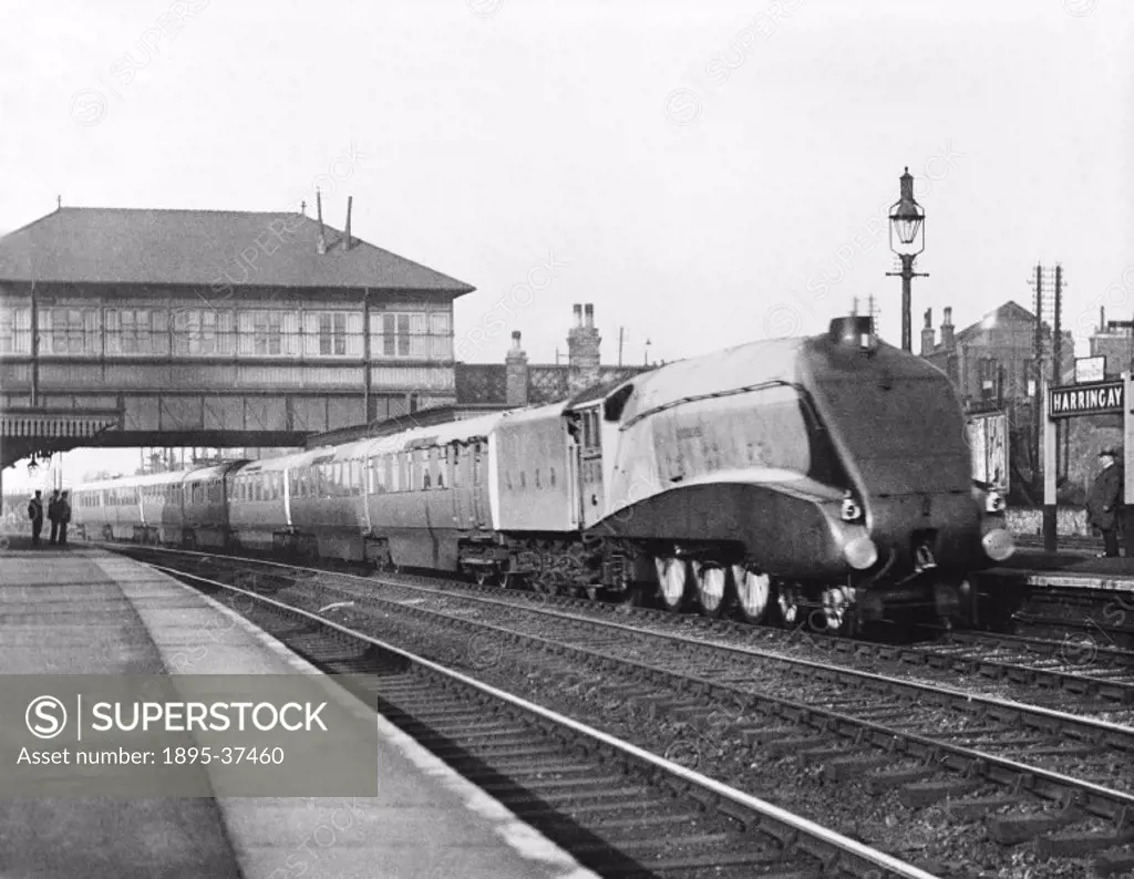 The ´Silver Jubilee´ train, pulled by an A4 class 4-6-2 locomotive number 2510 at Harringey Station, London, 7 December 1944.  The ´Silver Jubilee´ tr...