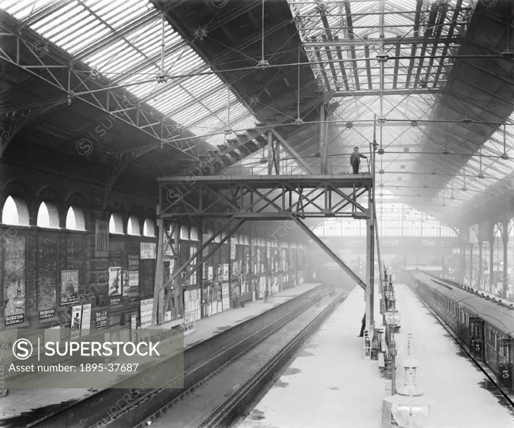 Broad Street station, London, about 1898. This station was on the North London Railway. It opened in 1865 and was the NLR´s terminus.   By 1900 this s...