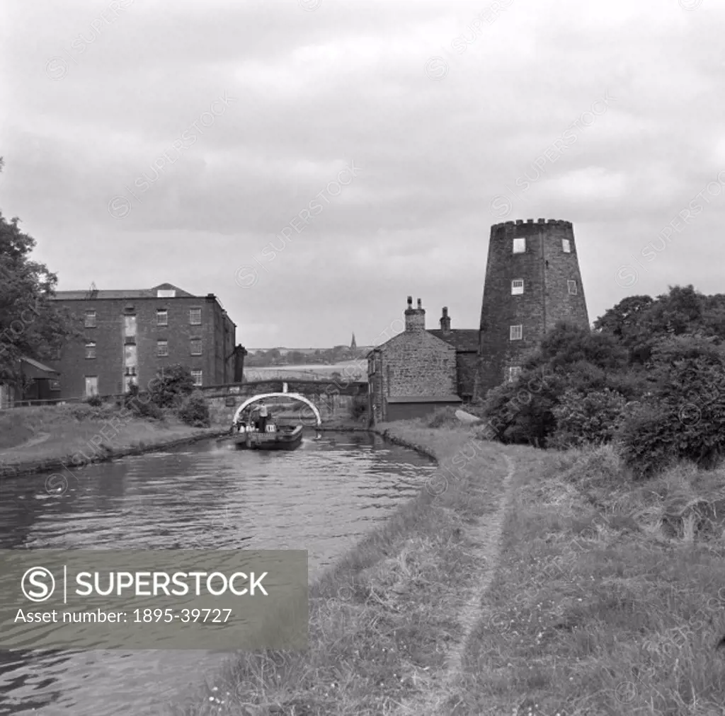 Barge at Parbold on the Leeds and Liverpool canal, Lancashire, 1950.  The canal is the longest in Britain, and opened at the end of the 18th century, ...