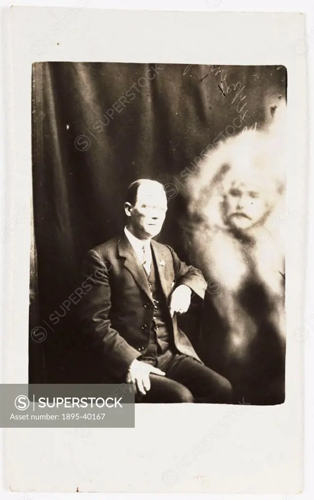 A photograph of a man, possibly taken by William Hope (1863-1933). A man´s blurred face appears next to the sitter, surrounded in an ethereal-looking ...