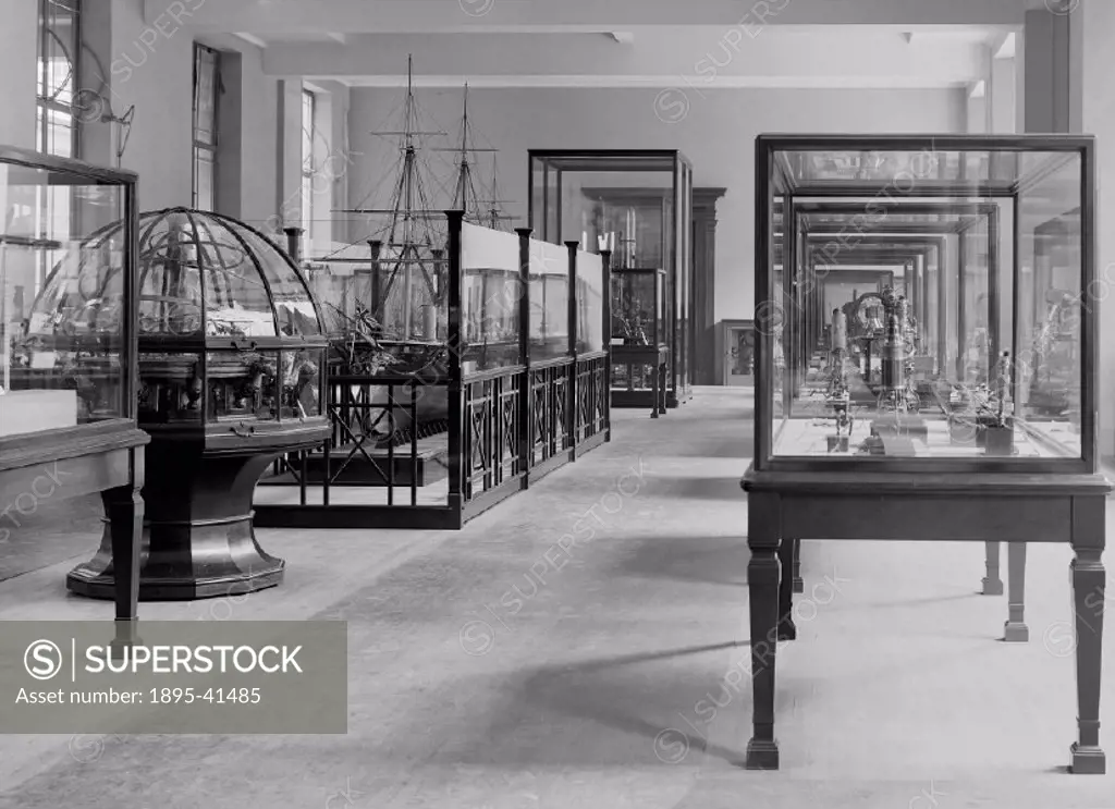 The King George III collection on exhibition at the Science Museum on its arrival in 1927.