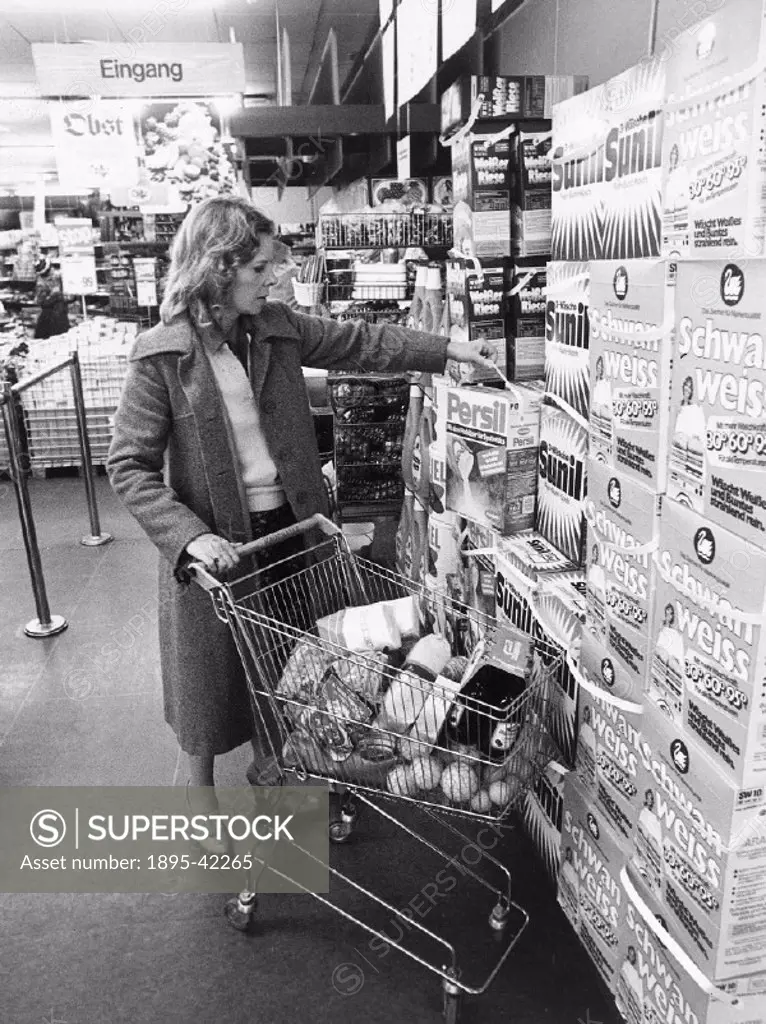 Woman shopping in a German supermarket, November 1979.