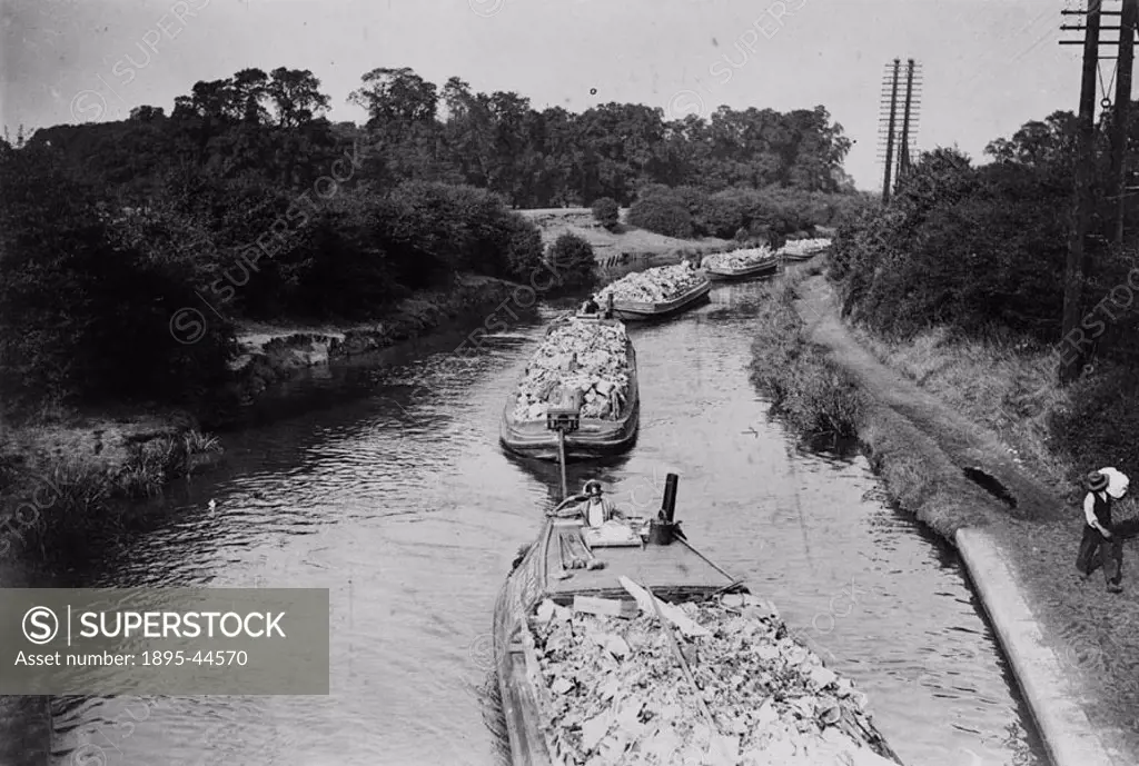 ´London´s Venice: barges on the Grand Junction Canal´, 15 September 1933.