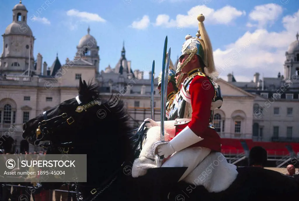 The Queen´s Life Guard is provided by the Household Cavalry Mounted Regiment. This Regiment also provides the Royal Escort on state occasions.