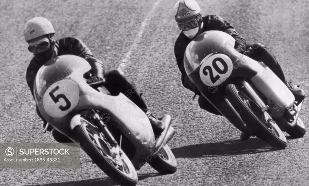 Jim Redman (No 5), and Mike Hailwood fighting for the lead.