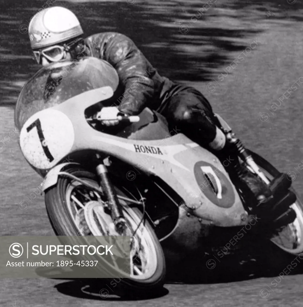Mike “Hurricane” Hailwood streaked to a record-breaking TT success astride his 6-cylinder Honda in the 250 cc classic. He smashed the “ton” barrier (...