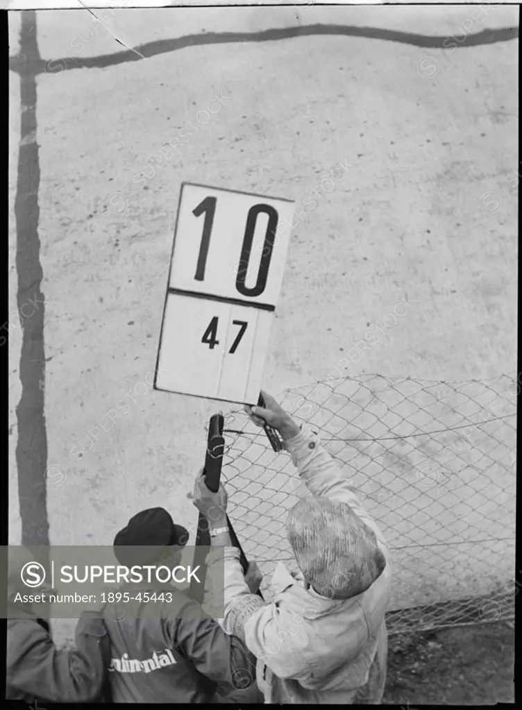 Photograph by Zoltan Glass. A board is held up with 10 and 47 on it. A mechanic has Continental’ on his overalls.