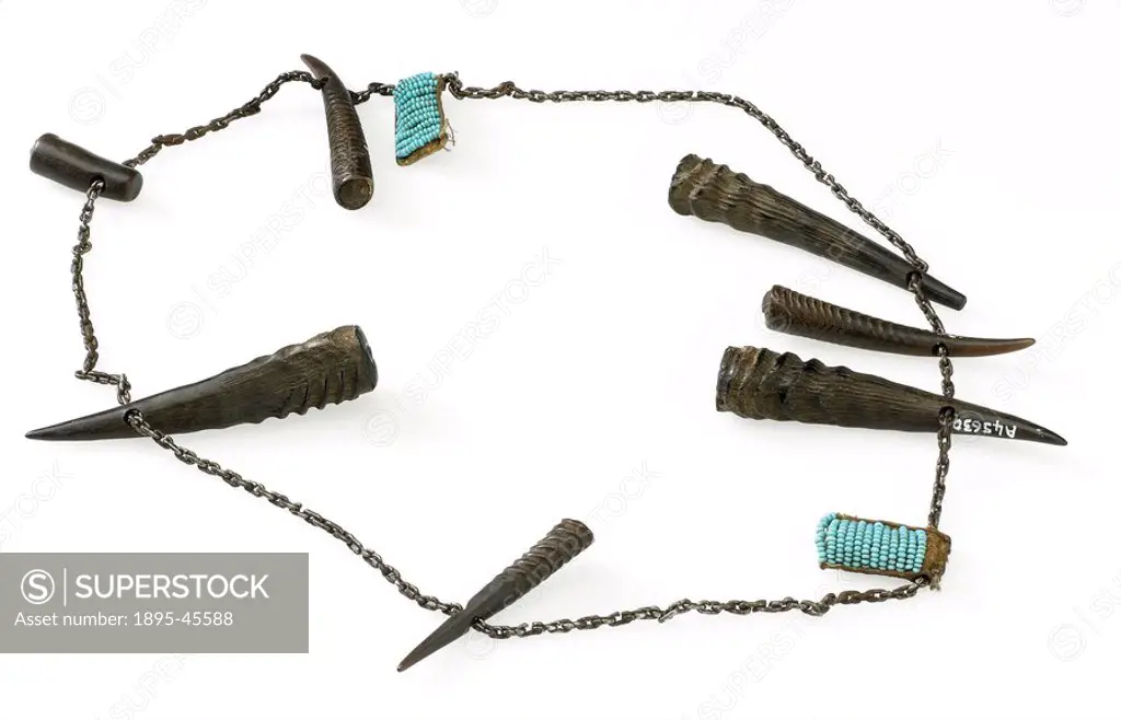 Amulet necklace consisting of a shell chain threaded with horn tips and blue bead bags