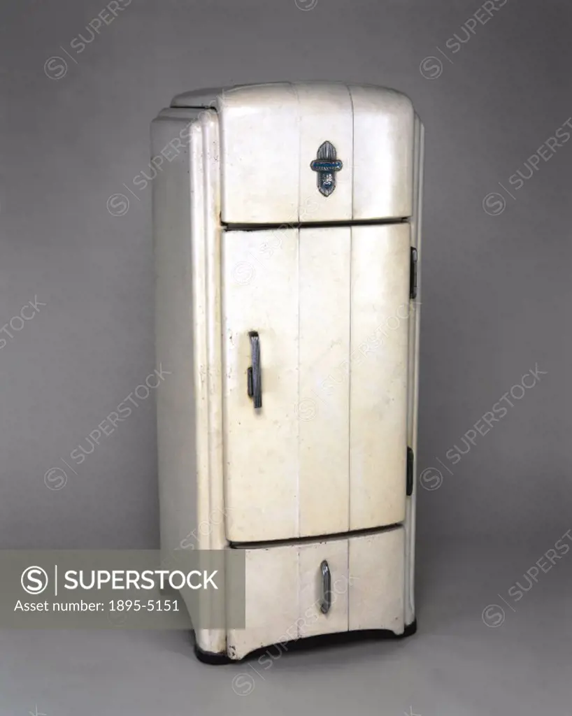 ´Fridge with streamlined design made by Crosley between 1930 and 1940. An example of the first model to be equipped with internal shelves inside the d...