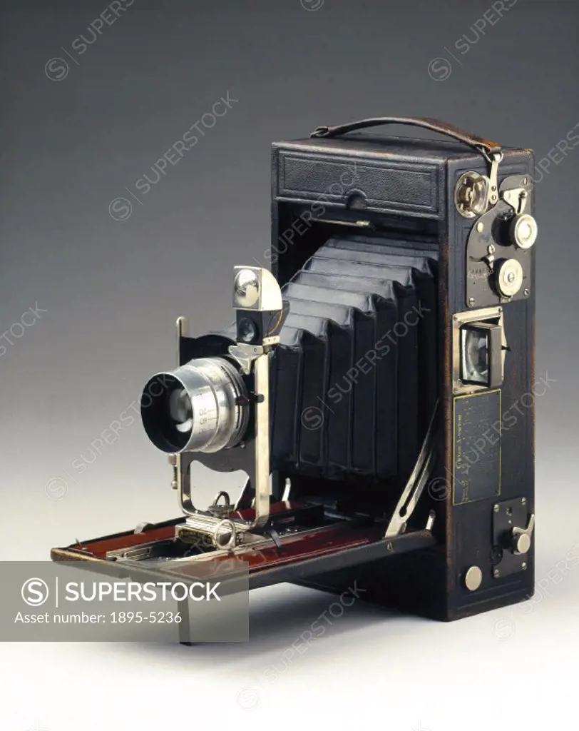 This was a folding rollfilm camera with an advanced specification. Only about a thousand were produced in all. A focal plane shutter gave exposures as...