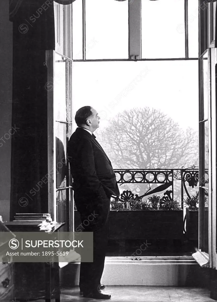 ´From the balcony of his writing-room, H G Wells 1866-1946 looks into 1940 across the lovely treescape of Regent´s Park  His home is all that a great ...