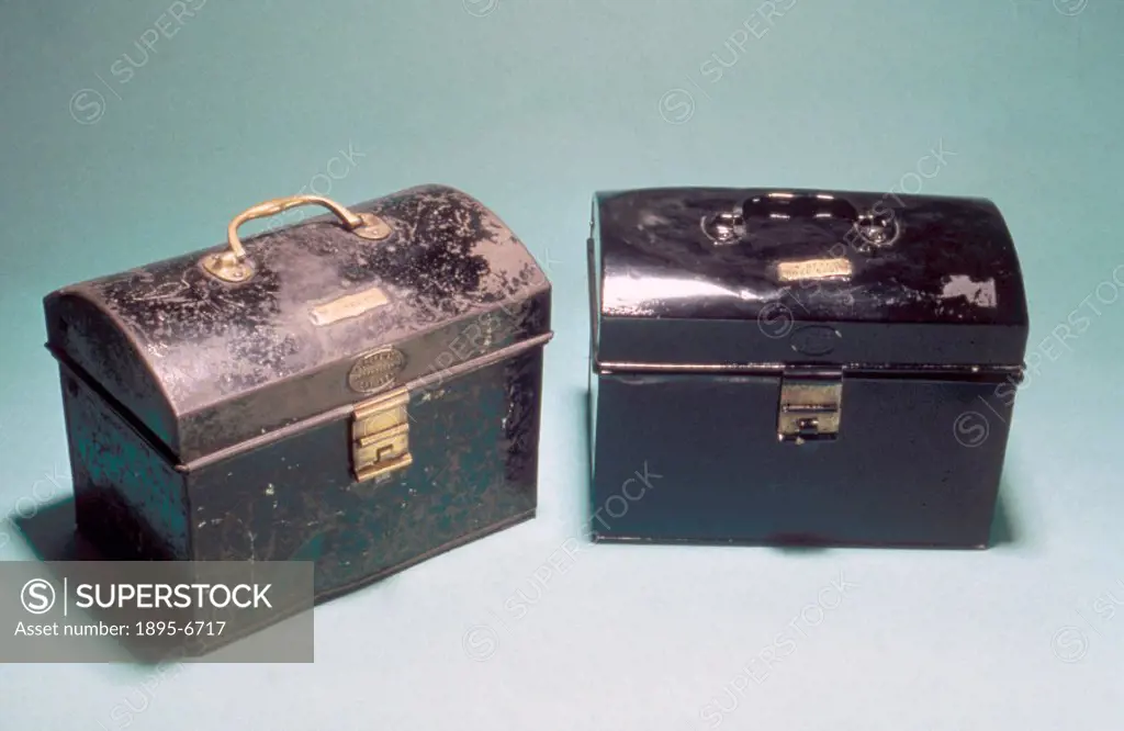 These were used to carry the enginemen´s lunches and were commonly known as ´snap tins´.