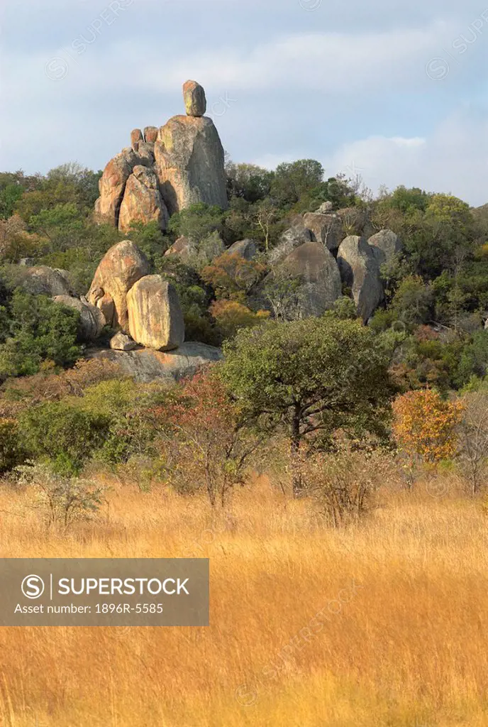Granite castle kopjes that dominate the landscape of Zimbabwe´s Rhodes Matopos National Park are formed by block erosion, near Bulawayo, Matabeleland ...