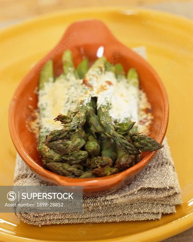 Dish of asparagus with sauce