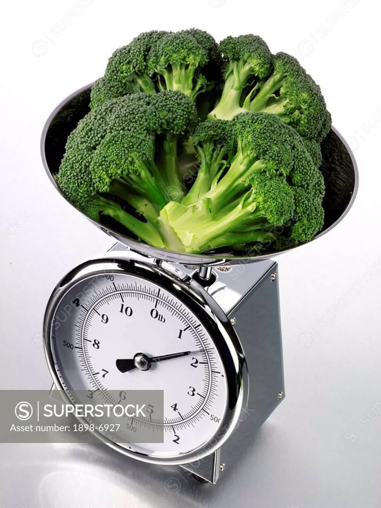 KITCHEN SCALES WITH BROCCOLI