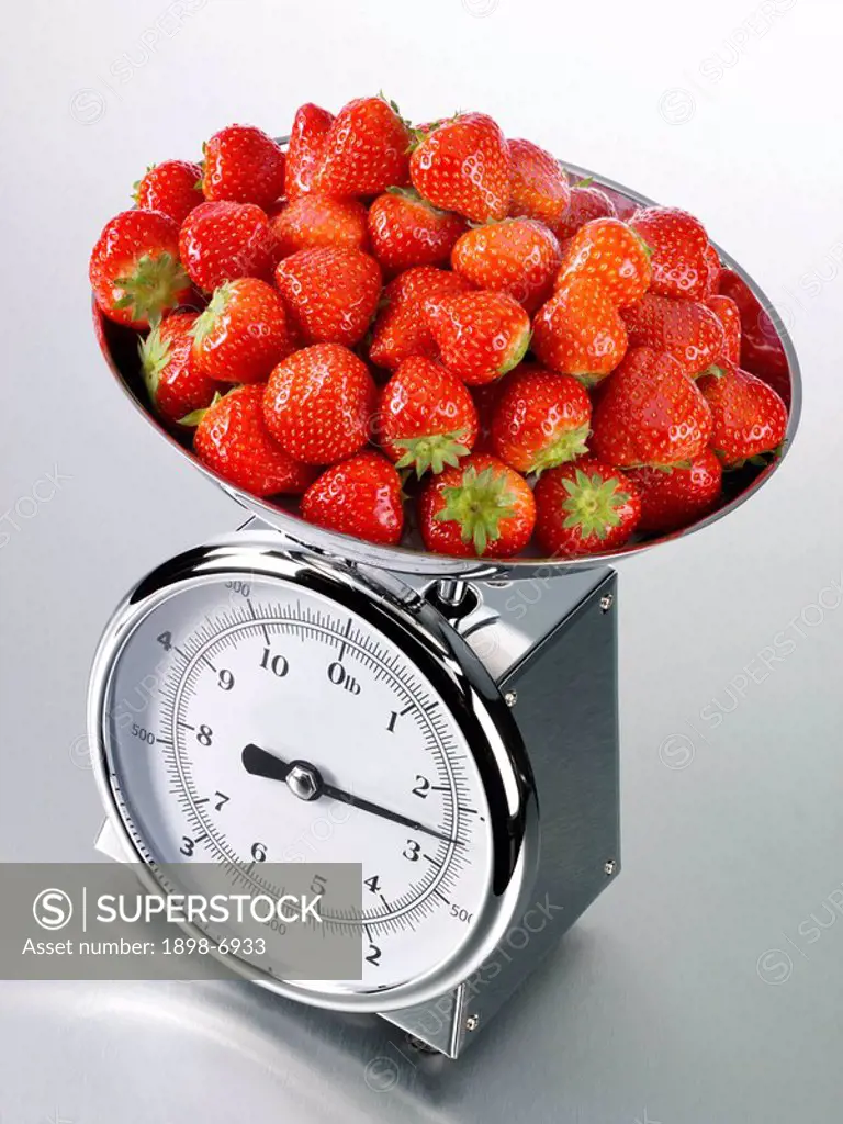 KITCHEN SCALES WITH STRAWBERRIES