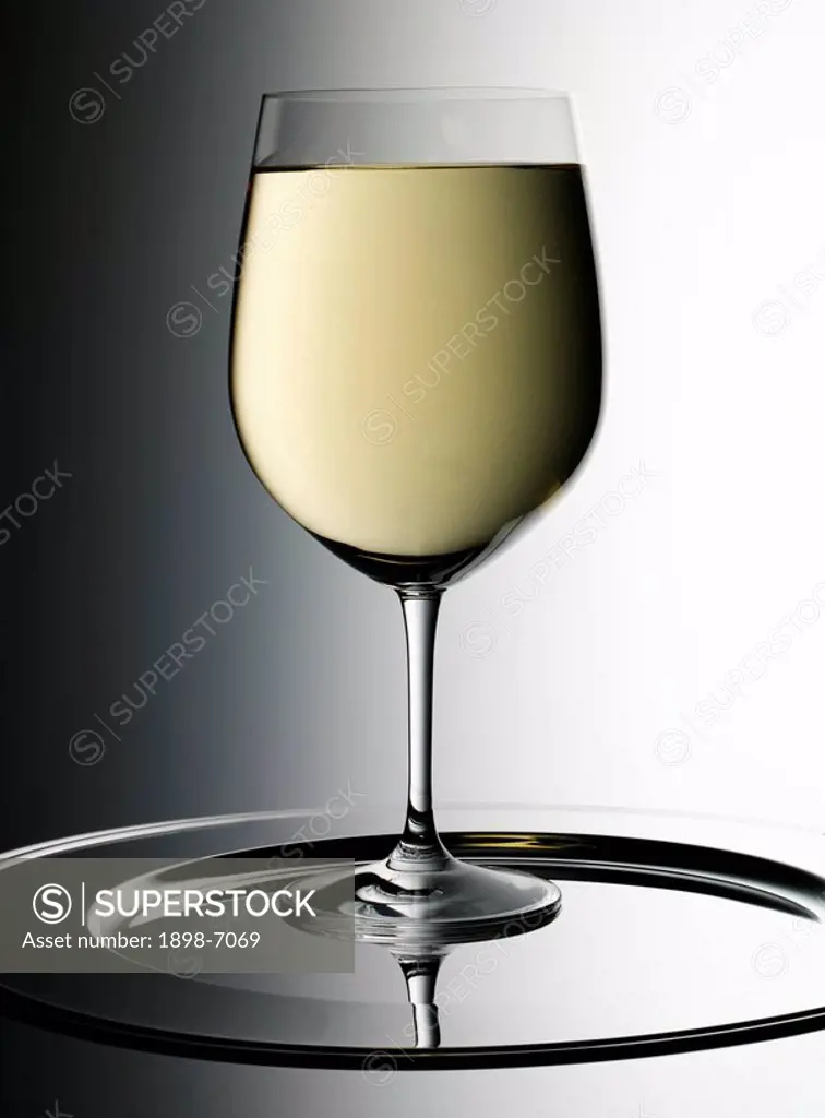 SINGLE GLASS OF WHITE WINE