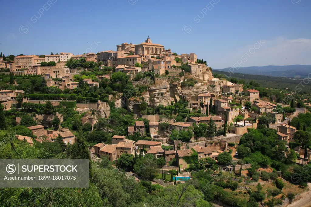 Panoramic view on the village of Gordes. Provence-Alpes-Côte d'Azur. France. Europe. (Photo by: Giorgio Mesturini/REDA&CO/UIG)