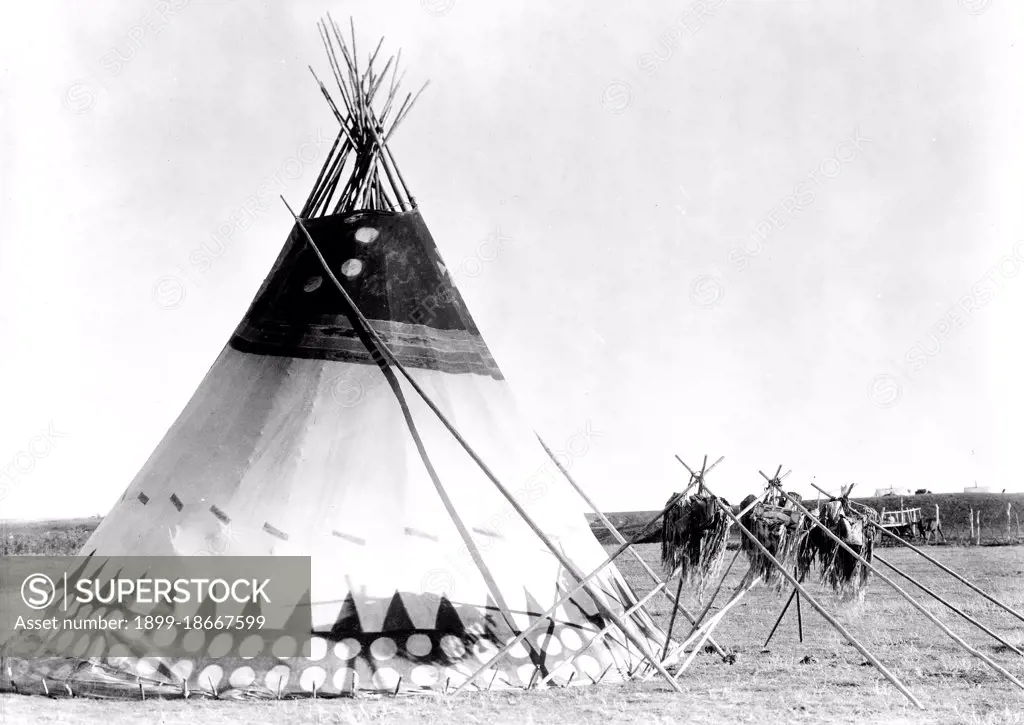 Edward S. Curits Indigenouss - Tipi on the plains of Alberta, Canada circa 1927 .