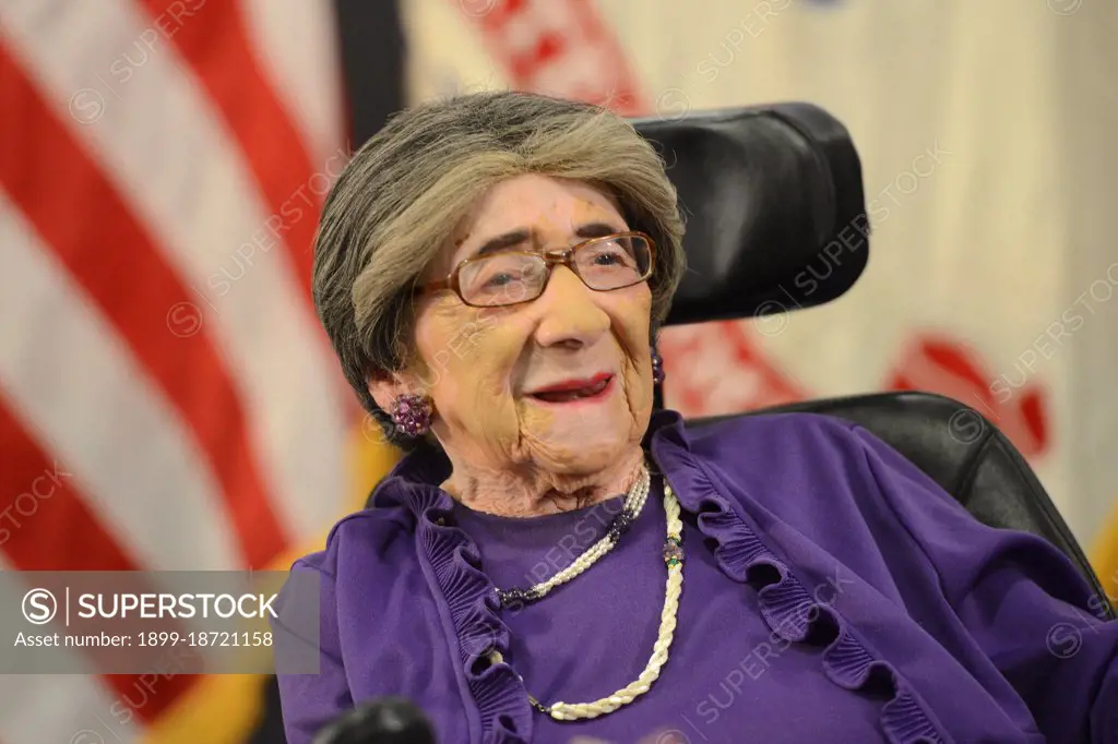 Reportage:   World War II Army veteran 106-year-old Alyce Dixon talks about her experiences as a member of the Women's Army Corps, during a women's history month event at the Pentagon, March 31, 2014. 