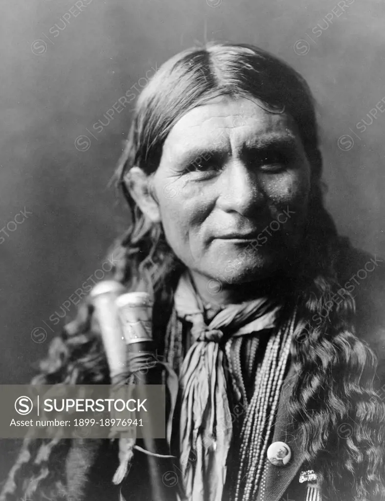 Edward S. Curtis Native American Indians - Oyegi-a ye (Frost Moving), a Tewa Pueblo Indian, portrait ca. 1905. 
