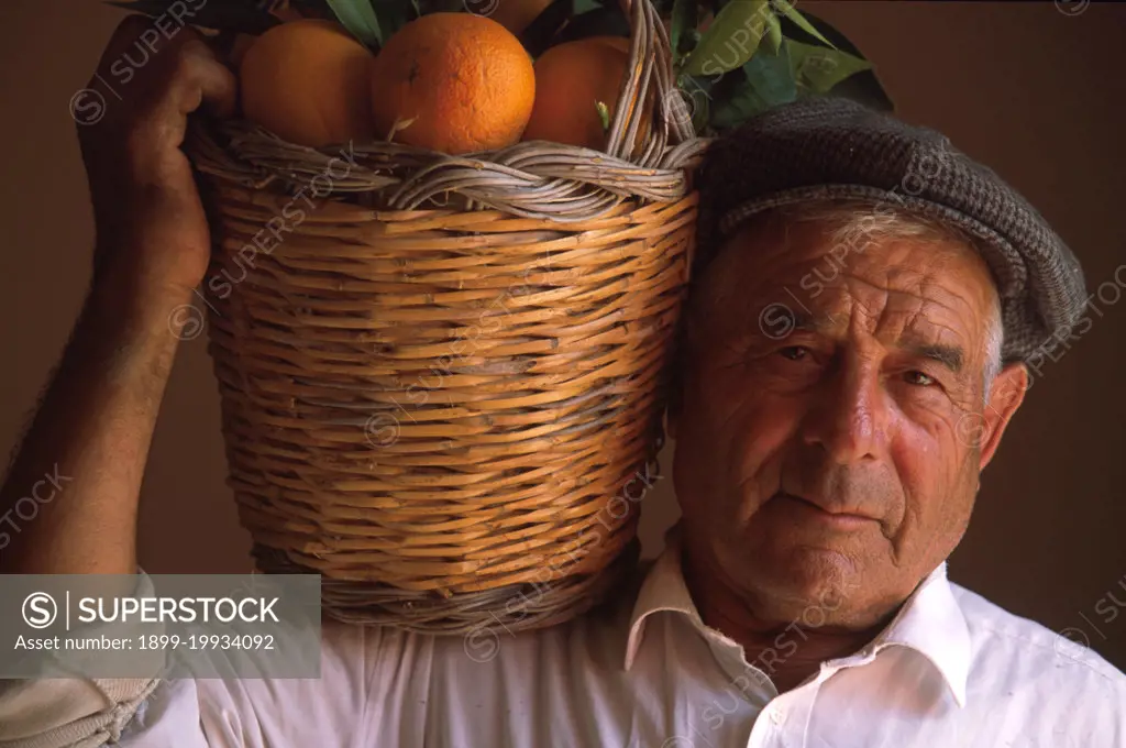 Orange grower. Ribera. Sicily. Italy. (Photo by: Adriano Bacchella/REDA&CO/UIG)