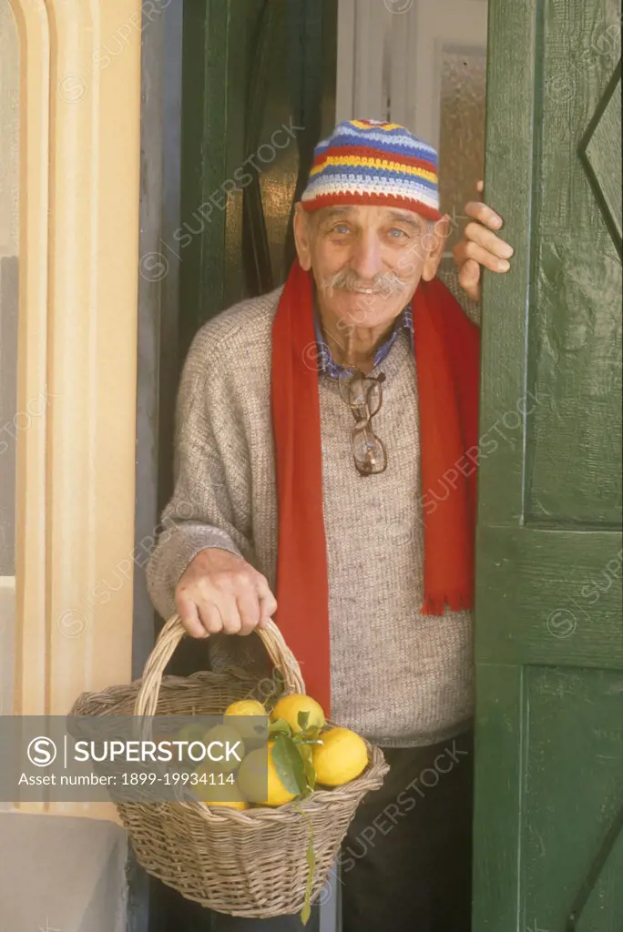 Old man with lemons. Camogli. Liguria. Italy. (Photo by: Adriano Bacchella/REDA&CO/UIG)