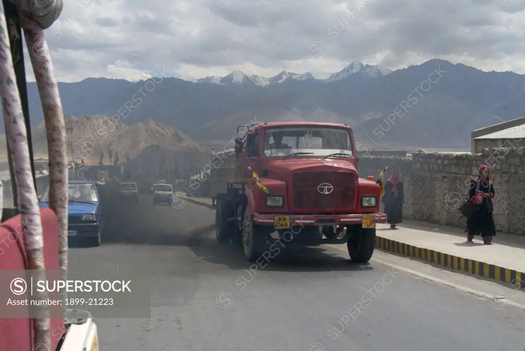 Truck pumping out dirty exhaust fumes, Leh. 