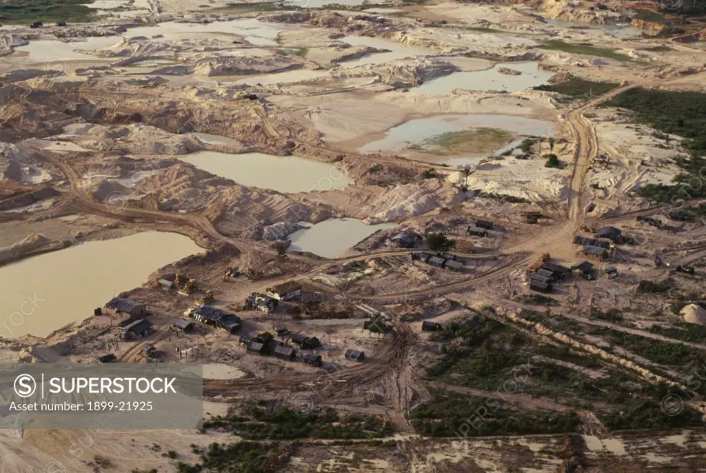 BRAZIL Mato Grosso Peixoto de Azevedo. Gold mine on former Panara territory showing miners settlement and mercury washing pools, deforestation and pollution. Garimpeiro prospectors have displaced the Panara formerly known as Kreen-Akrore..  