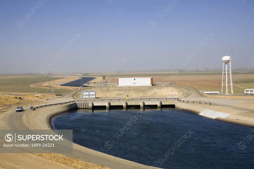 Dos Amigos Pumping Plant, California on the 444 mile aqueduct that carries water from Northern California to Southern California, Merced County, California, USA. 