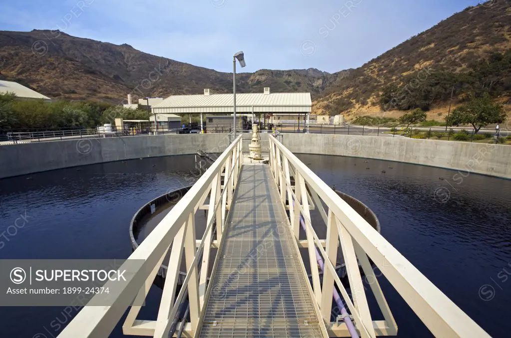 Secondary Clarifier, Hill Canyon Wastewater Treatment Plant, Camarillo, Ventura County, California, USA. 