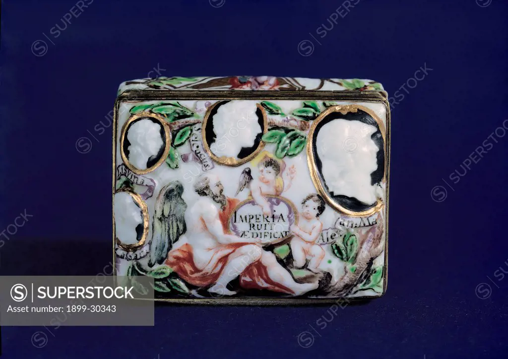 Porcelain Snuff-box/Tobacco box with cameos representing Alexander the Great and his successors, handcrafted by Doccia, by Romei Giuseppe, 1749, 18th Century, Unknow. Italy, Campania, Naples, Duca di Martina Museum. Whole artwork. From the top tobacco box porcelain Doccia work cameos Diadochi successors of Alexander the Great profile putti and winged adult male figure holding cartouche with inscription trees.