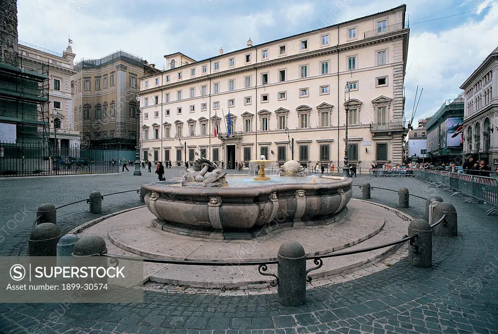 Fountain of Piazza Colonna in Rome, by Della Porta Giacomo, 1575, 16th Century, Unknow. Italy, Lazio, Rome, Piazza Colonna. View Piazza Colonna Rome palace Chigi fountain.