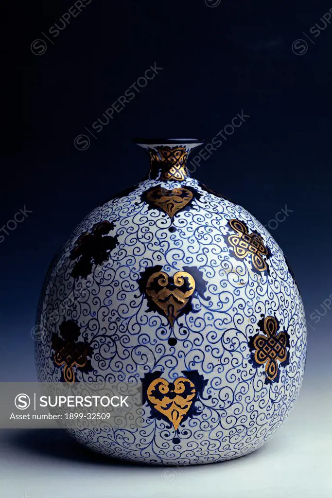 Faenza ceramic vase, by Nonni Francesco, 1920, 20th Century, Unknow. Italy, Lombardy, Gardone Riviera, Brescia, The Vittoriale. Vase white blue gold.
