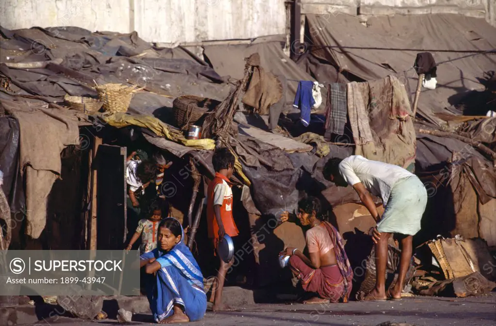 STREET DWELLERS - MUMBAI (BOMBAY), INDIA. . 